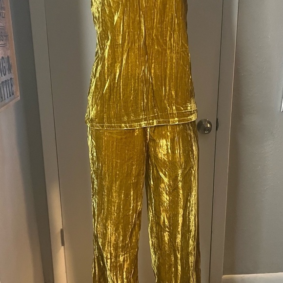 NWT Paparazzi Biz gold velvet pant suit blouse and pants - Picture 2 of 15